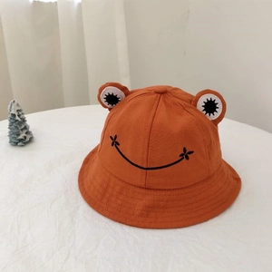 Detail eines orangefarbenen Frosch-Anglerhuts mit 3D-Augen und gesticktem Smiley