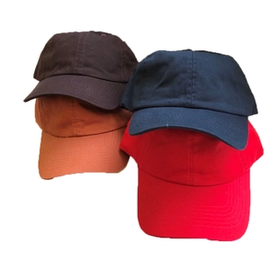Cappellini classici da baseball in cotone minimalisti in quattro colori su fondo bianco