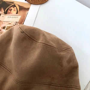 Nahaufnahme der Wildledertextur und der Präzisionsnähte des braunen Anglerhutes für Damen