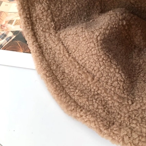 Nahaufnahme von braunem Teddy-Fleece-Stoff mit Doppelnaht an einem Winter-Fischerhut