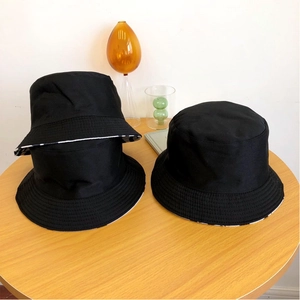 Détail d'un chapeau bob noir montrant la doublure motif zèbre et la texture en coton