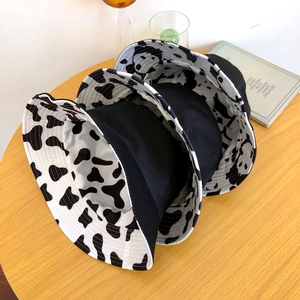 Bob en coton noir avec imprimé vache et motifs panda pour une protection solaire chic