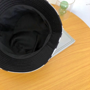 Gros plan de l'intérieur du chapeau bob noir montrant les coutures et la matière