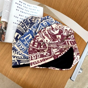 Berretto da donna con stampa di giornale e fodera in pile caldo in rosso e blu