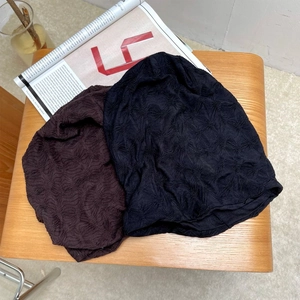 Flachbild von schwarzen und kaffeebraunen Strickmützen mit strukturierter Rippung