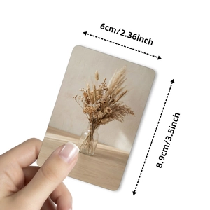 Mano che tiene una carta estetica giapponese 6x8,9cm con foto di fiori secchi