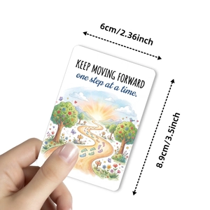 Detail van een inspirerende witchy kaart in de hand met de tekst KEEP MOVING FORWARD