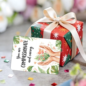 Detailopname van een motiverende kaart met aquarelillustratie en geschenkdoos