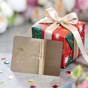 Primo piano di cartolina artistica minimalista con confezione regalo con motivi festivi