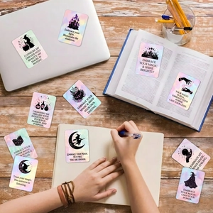 Set van 18 heksen-affirmatiekaarten voor vrouwenkracht op een donker houten bureau