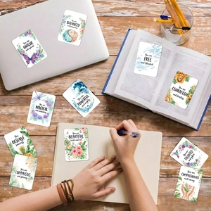 Detailopname van de aquarel motivatiekaarten op een natuurlijk houten bureauoppervlak