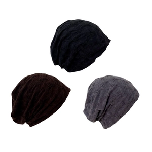 Drei Strick-Beanies in Schwarz, Braun und Grau mit einzigartigen Wellentextur-Mustern