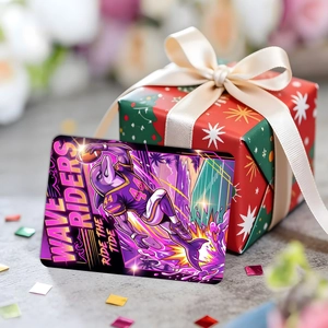 Gros plan d'une carte de football Wave Riders contre un coffret cadeau rouge