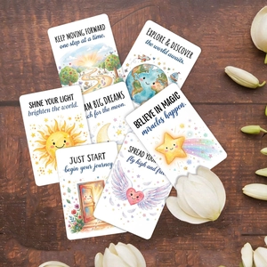 Stapel aquarel motivatiekaarten op donkere houten achtergrond met witte bloemblaadjes