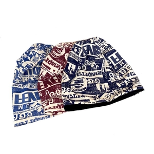 Set di berretti in maglia con stampa di giornale retrò in blu, rosso scuro e nero