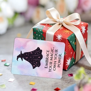 Detailopname van heksenthema kaart met tekst op satijn en een feestelijke geschenkdoos