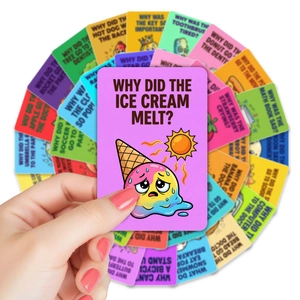 Vista macro de tarjetas de chistes para niños con acertijos divertidos e ilustraciones coloridas