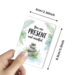 Hand die een inspiratiekaart vasthoudt met mindful tekst en zen-steen illustratie