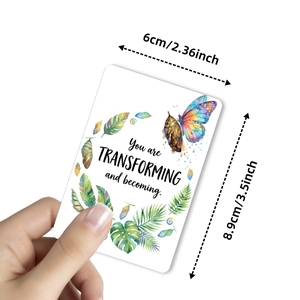 Detail van inspirerende kaart in heksenstijl met vlinderontwerp en motiverende tekst