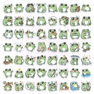Platliggende weergave van 56 schattige groene kikkerstickers met diverse activiteiten