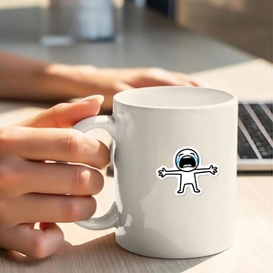 Κοντινό πλάνο χεριών που κρατούν λευκή κεραμική κούπα με αστείο αυτοκόλλητο σχεδιο