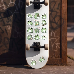 Detailopname van schattige groene kikkerstickers op een skateboard met diverse poses