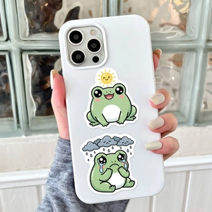 Witte telefoonhoes met schattig kikkerpatroon in de hand voor textuur en grip detail