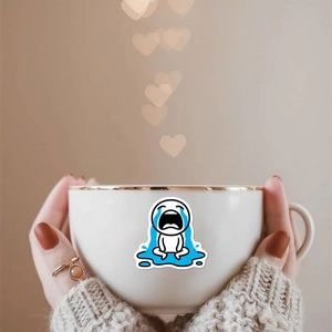 Κοντινό πλάνο αστείου αυτοκόλλητου emoji σε λευκή κεραμική κούπα με φόντο bokeh εφέ