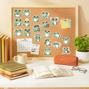 Detailopname van 20 schattige waterdichte kikkerstickers op een kurken prikbord