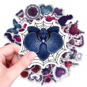 Vue macro de l'autocollant gothique orchidée et toile d'araignée avec bords lisses
