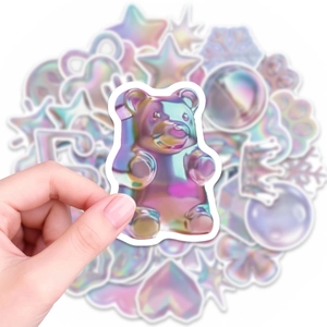 Vue macro des autocollants Y2K holographiques montrant le fini laser et la texture imperméable
