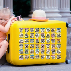 Autocollants de raton laveur rigolos sur valise jaune pour décor de voyage original