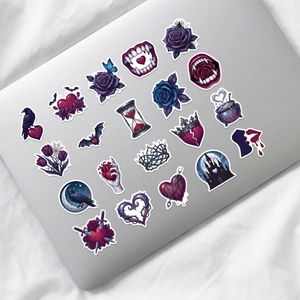 Stickers gothiques de la Saint-Valentin avec roses et chauves-souris sur un ordinateur