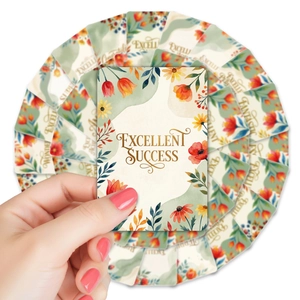 Détail macro de cartes florales aquarelle avec lettrage doré Excellent Success