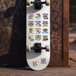 Autocollants de raton laveur rigolos avec texte appliqués sur un skateboard blanc