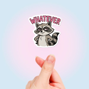 Détail de l'autocollant raton laveur avec texte 'WHATEVER' et bordure en vinyle