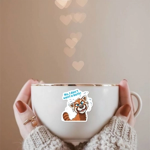 Lustiger Panda Aufkleber auf weißer Tasse zeigt wasserfeste Dekoration in warmer Szene