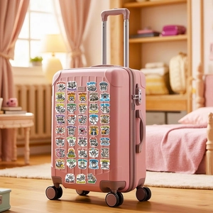 Autocollants drôles de raton laveur avec phrases décalées sur une valise rose