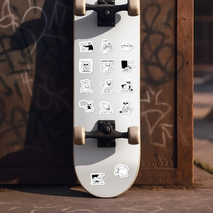 Base dello skateboard decorata con adesivi creativi di cani e frasi divertenti
