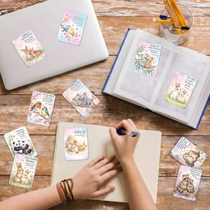 Gros plan de cartes illustrées d'animaux avec citations sur un bureau en bois