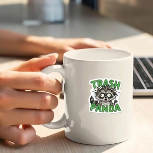 Gros plan d'une tasse en céramique avec motif raton laveur sur un bureau