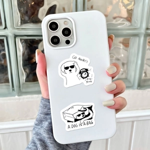 Dettaglio della custodia bianca per iPhone con divertenti illustrazioni di cani in bianco e nero