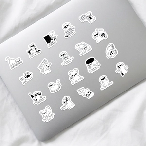 Adesivi per cani divertenti con citazioni sarcastiche su un laptop argento