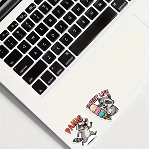 Gros plan d'autocollants raton laveur imperméables sur PC portable, styles PANIC et SWEET LIFE