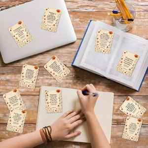 Vintage Motivationskarten mit floralen Motiven und englischen Zitaten auf Holztisch