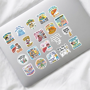 Detail von Dry January Humor-Aufklebern auf einem silbernen Laptop-Gehäuse zur Dekoration