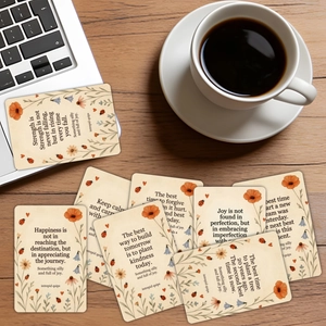 Flachbild von Vintage-Motivationskarten mit Blumenkunst auf Holztisch mit Kaffee