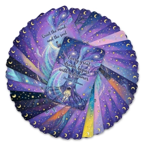 Detailansicht von Sternenhimmel-Karten mit inspirierenden Zitaten und Fantasy-Kunst