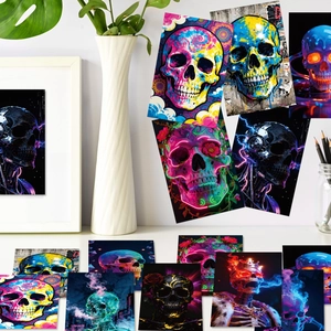Künstlerische Totenkopf Wandposter und Postkarten Set an weißer Wand und Schreibtisch