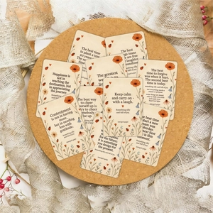 Nahaufnahme von Motivationskarten mit Blumenillustrationen auf einem Korktablett
